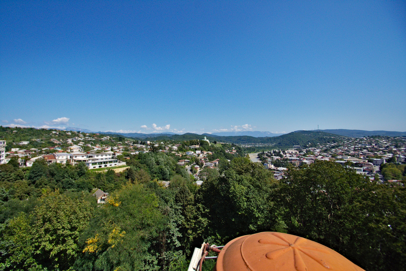 Auf dem Riesenrad mit Blick auf die Bagrati-Kathedrale