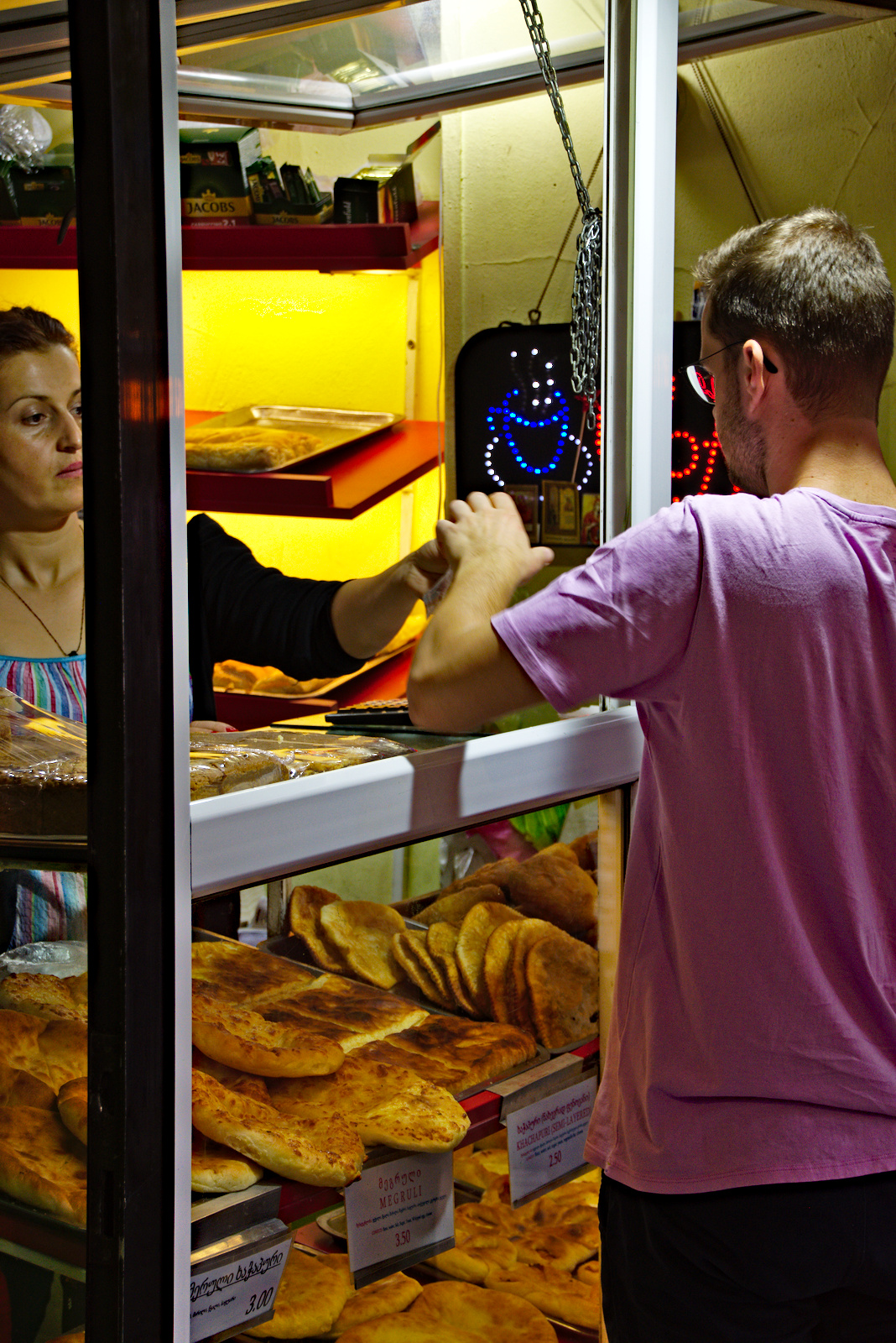 Khachapuri und Gepäck sind hier wichtig. Typische Straßenszene