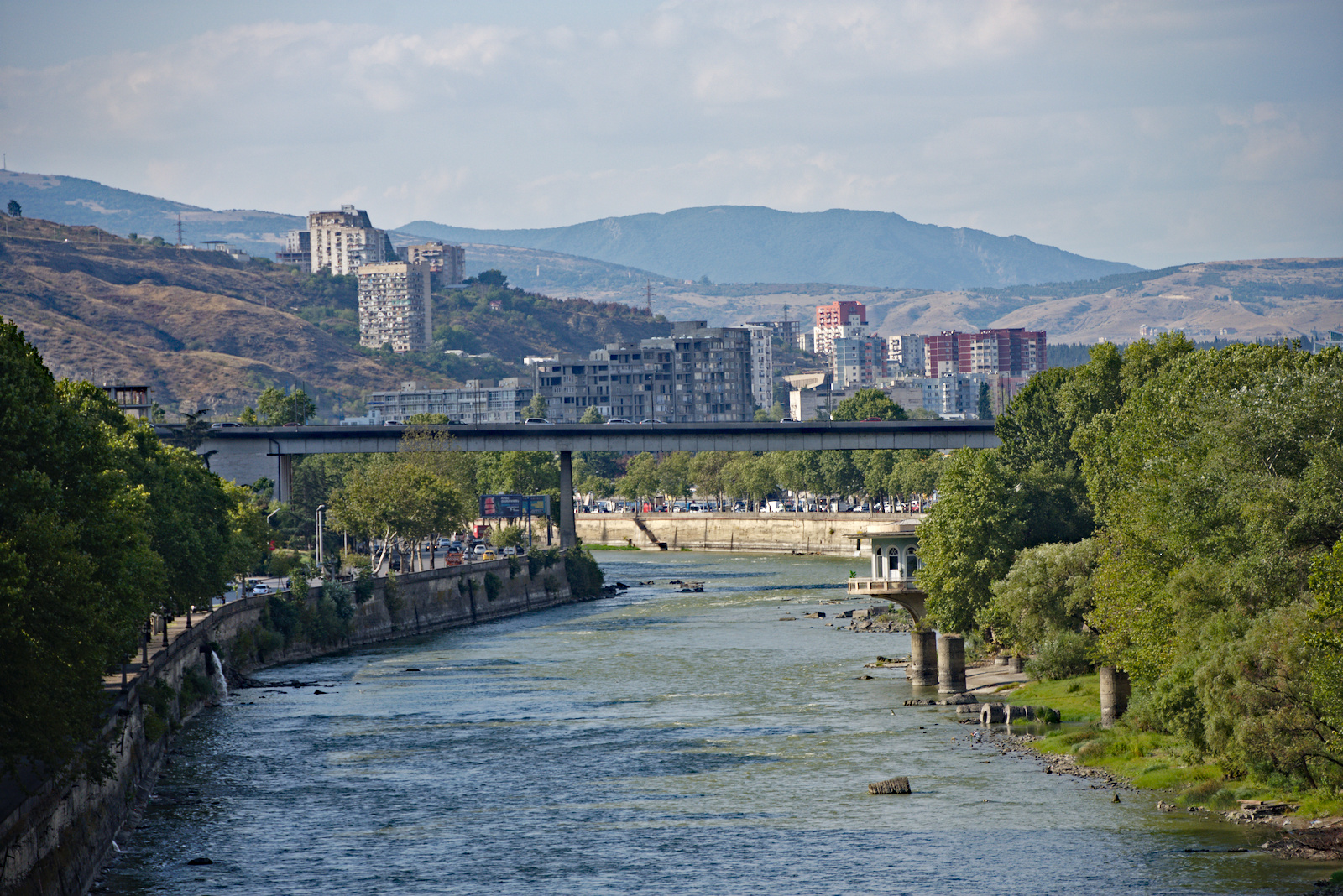 Der Mtwari zerschneidet die Stadt in Ost-West-Richtung