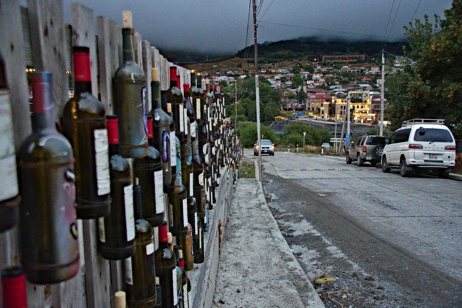 Kazbegi im Hintergrund