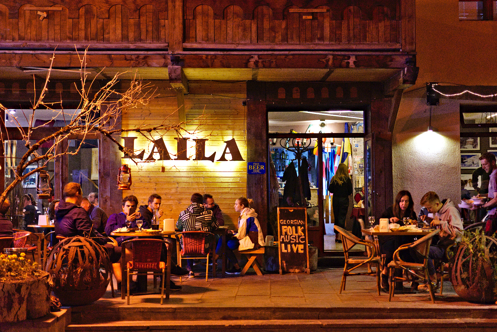 Typisch touristisches Restaurant mit toller georgischer Volksmusik.