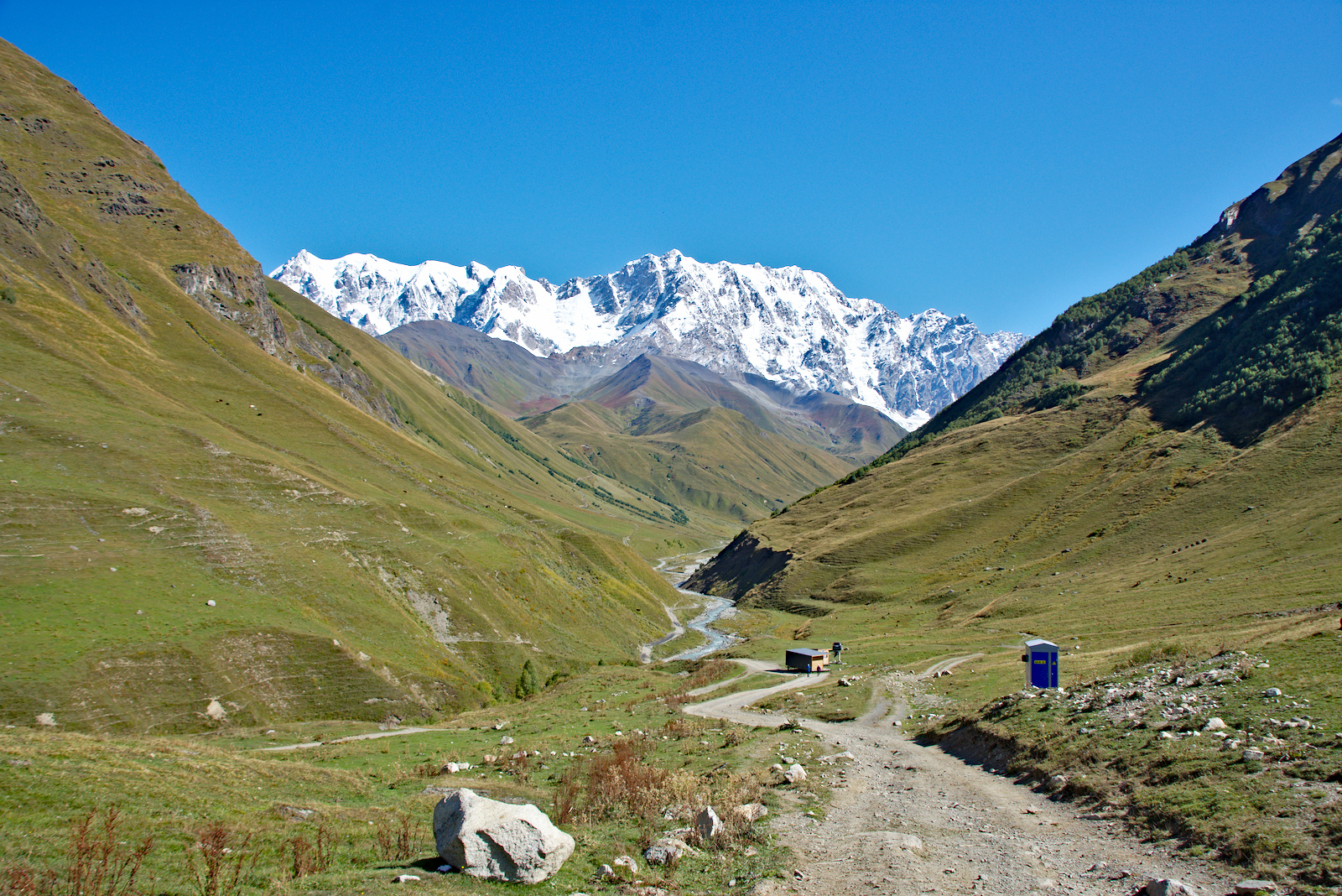 Das obere Engurital mit Skilift und Trafostation im Vordergrund.