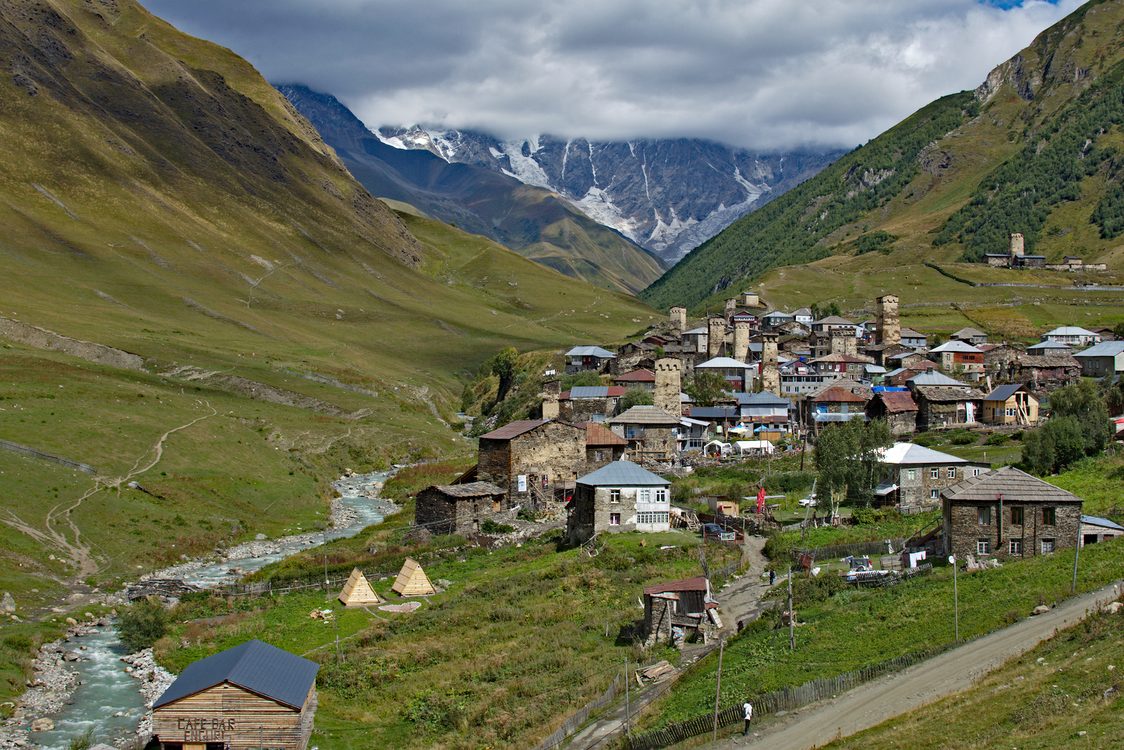 Das Oberdorf Chvibiani. Links der Gletscherfluss Enguri.