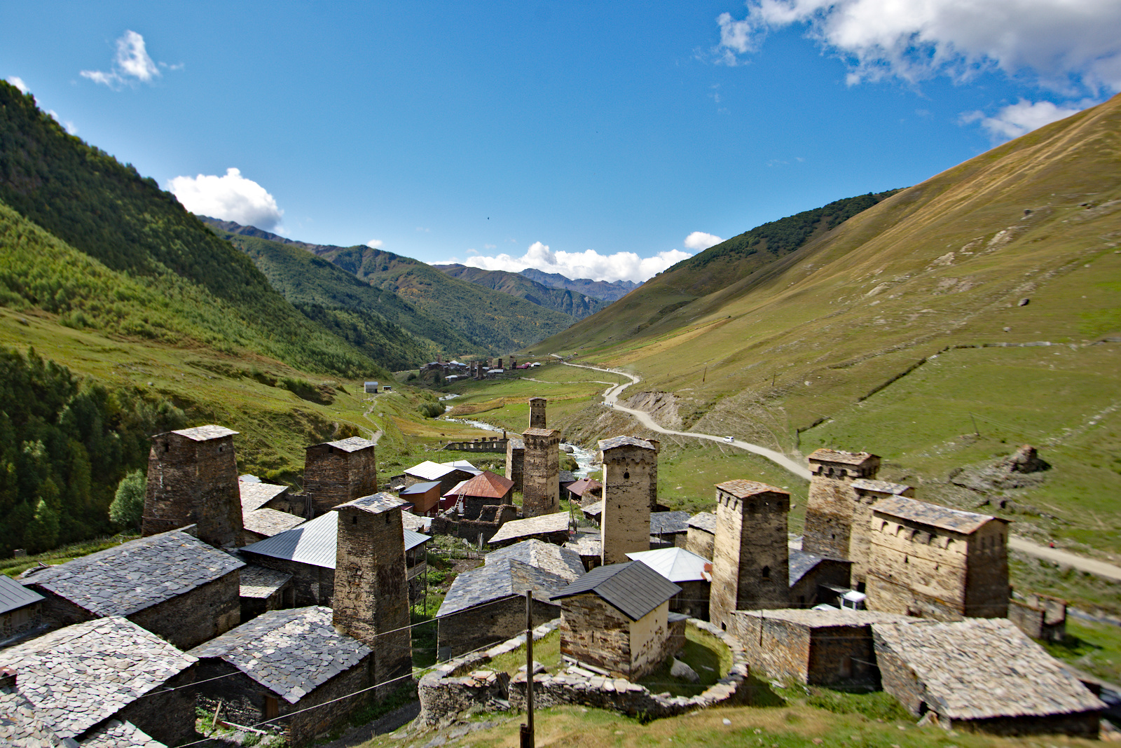 Blick von der Anhöhe ins erste Unterdorf. Dahinter das nächste.