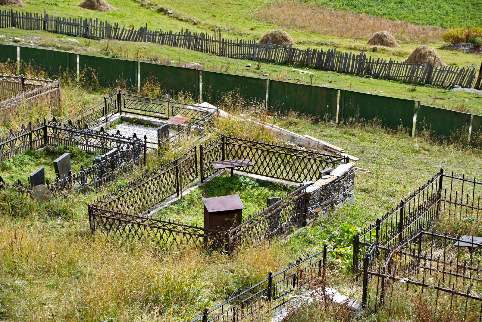 Friedhof in Ushguli. Grabstätten haben einen Tisch zum Anstoßen auf die Verstorbenen.