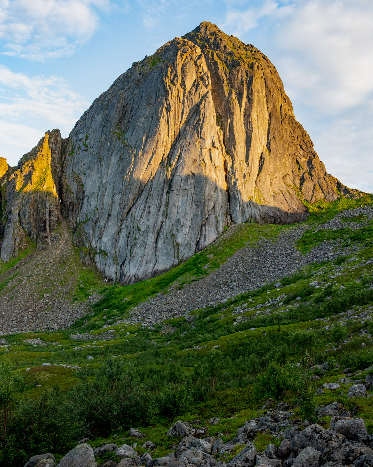 Wie ein Zahn ragt der Segla aus der Insel. Hier ist seine markante Form noch nicht zu sehen. 