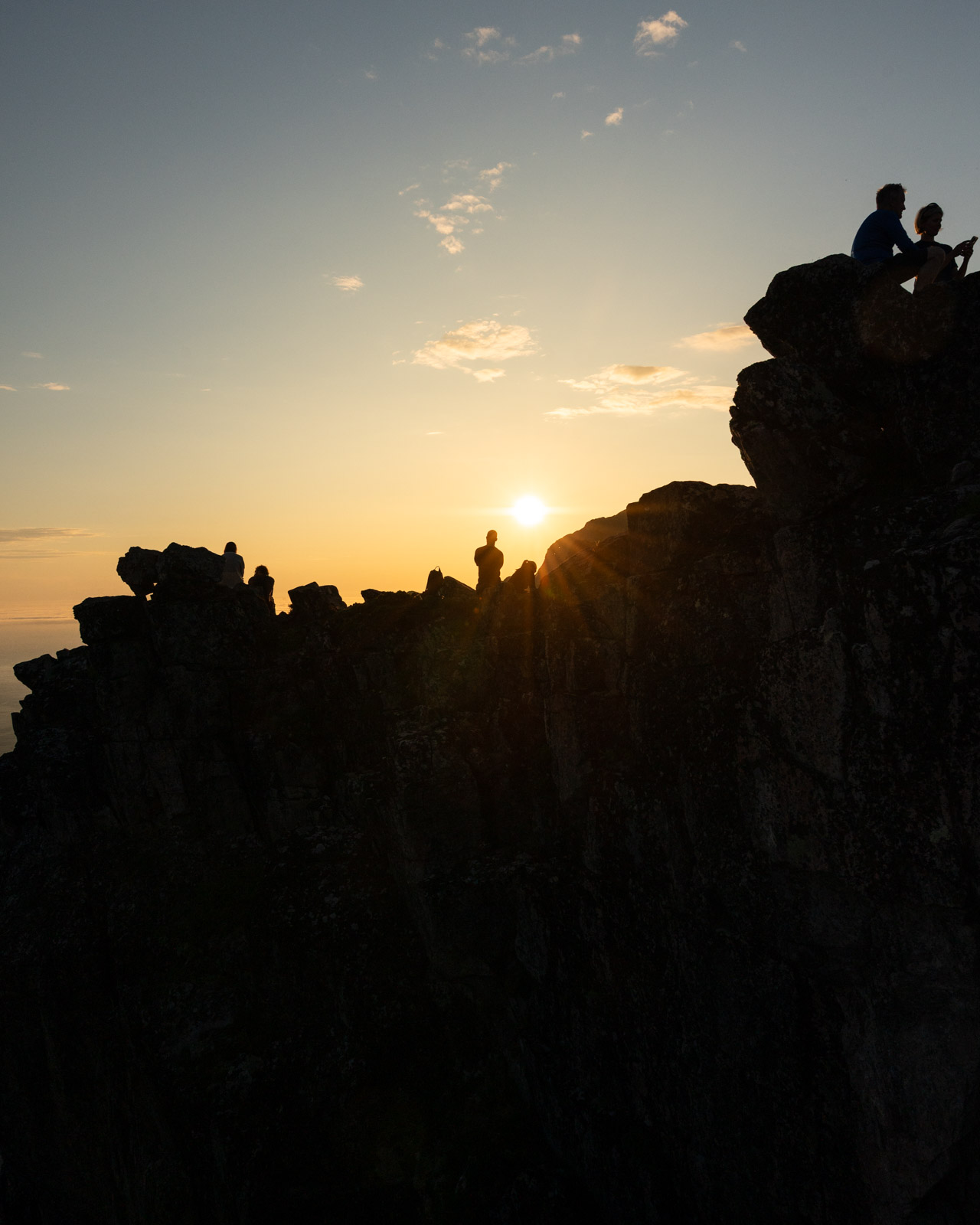 Silhouetten am Gipfel des Hesten