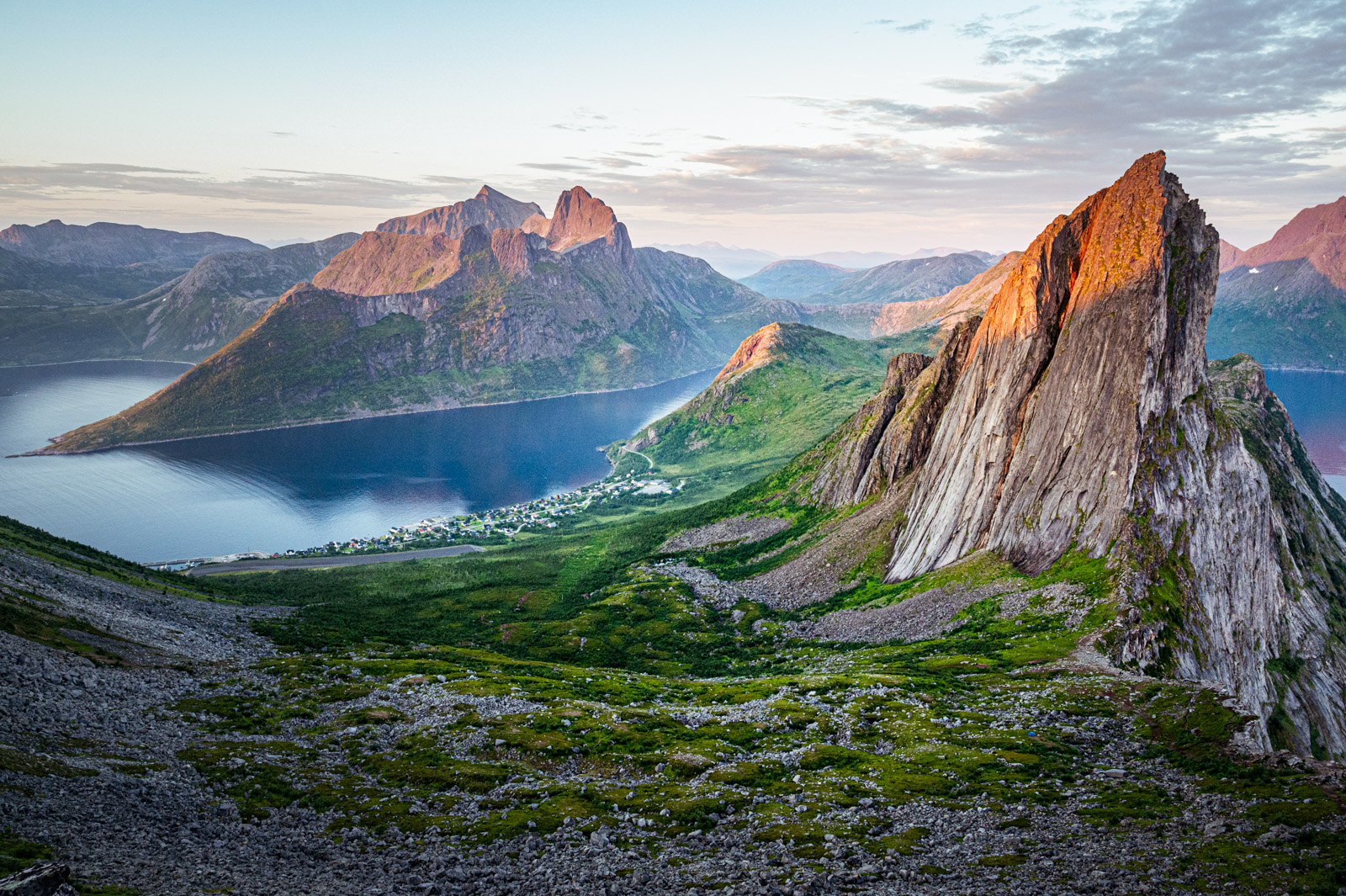 Segla mit Øyfjorden im Hintergrund